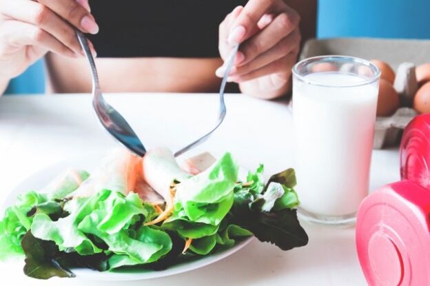 Ensalada y taza de yogurt