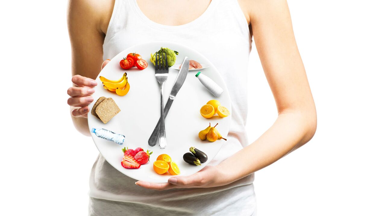 Chica sosteniendo un plato de comida