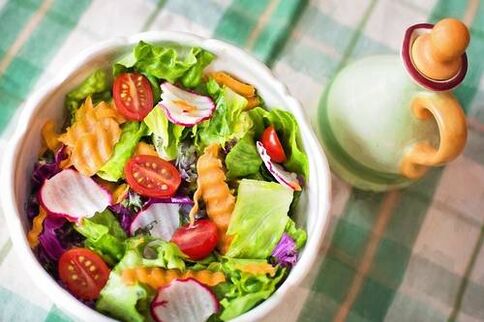 Ensalada de verduras en la dieta cetogénica