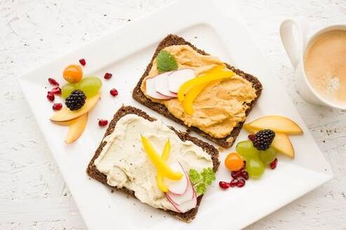 Sándwiches y frutas en la dieta cetogénica